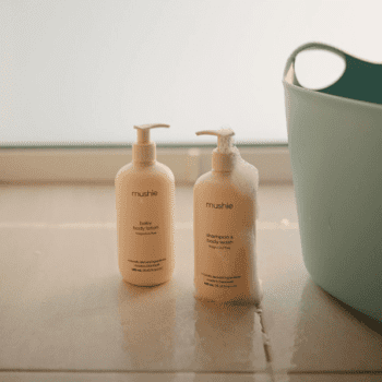 Mushie Baby Shampoo & Body Wash 400ml, mieto suihkugeeli ja shampoo päivittäiseen käyttöön Mieto, luonnonmukaisista raaka-aineista valmistettu suihkugeeli ja shampoo on suunniteltu päivittäisiin suihku- ja kylpyhetkiin. Suihkugeeli auttaa pitämään vauvan ihon hyvinvoivana ja terveenä!