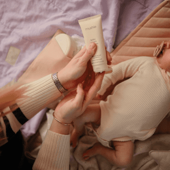 Mushie Skincare Baby Cream voide päivittäiseen käyttöön Ihoa tehokkaasti kosteuttava, luonnonmukaisista raaka-aineista valmistettu voide on suunniteltu hoitamaan vauvan herkkää ihoa ja auttamaan pitämään vauvan ihon hyvinvoivana ja terveenä!
