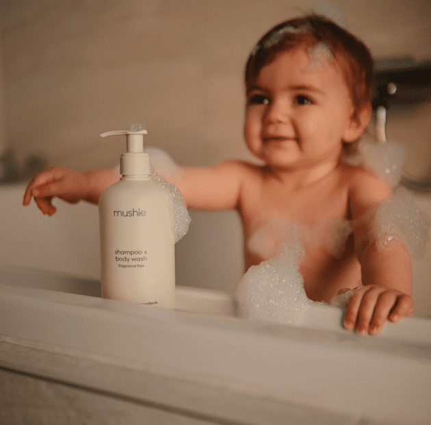 Mushie Baby Shampoo & Body Wash 400ml, mieto suihkugeeli ja shampoo päivittäiseen käyttöön Mieto, luonnonmukaisista raaka-aineista valmistettu suihkugeeli ja shampoo on suunniteltu päivittäisiin suihku- ja kylpyhetkiin. Suihkugeeli auttaa pitämään vauvan ihon hyvinvoivana ja terveenä!