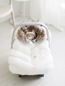 Tämä nerokas lämpöpussimalli ei vie tilaa turvakaukalosta, koska siinä ei ole topattua selkäosaa lainkaan. Näin vauvakin on turvallisesti mahdollisimman lähellä turvakaukalon selkänojaa, kiinni turvavöissä. Cocoon sujautetaan turvakaukalon päälle, jolloin se antaa vauvalle suojan viimaa ja kylmää vastaan.