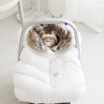 Tämä nerokas lämpöpussimalli ei vie tilaa turvakaukalosta, koska siinä ei ole topattua selkäosaa lainkaan. Näin vauvakin on turvallisesti mahdollisimman lähellä turvakaukalon selkänojaa, kiinni turvavöissä. Cocoon sujautetaan turvakaukalon päälle, jolloin se antaa vauvalle suojan viimaa ja kylmää vastaan.