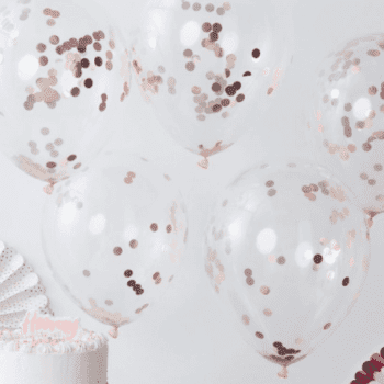Rose Gold ruusukultaisilla confeteilla täytetyt ilmapallot Säihkyvät ilmapallot koristelevat juhlapaikan kauniisti. Palloihin voit puhaltaa joko ilmaa tai heliumin ja ilman seosta, ravista (tai sähköistä hankaamalla) palloja sitten, jotta confetit leviävät tasaisesti pallojen sisällä! Läpinäkyvissä palloissa on sisällä ruusukultaista confettia.