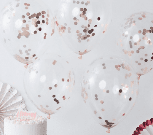Rose Gold ruusukultaisilla confeteilla täytetyt ilmapallot Säihkyvät ilmapallot koristelevat juhlapaikan kauniisti. Palloihin voit puhaltaa joko ilmaa tai heliumin ja ilman seosta, ravista (tai sähköistä hankaamalla) palloja sitten, jotta confetit leviävät tasaisesti pallojen sisällä! Läpinäkyvissä palloissa on sisällä ruusukultaista confettia.
