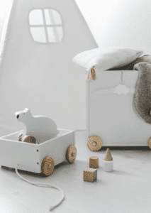 JaBaDaBaDo  pieni puinen lelulaatikko, valkoinen Yksinkertaisen tyylikäs lelulaatikko säilöö pienet lelut ja toimii osana kaunista lastenhuoneen sisustusta.