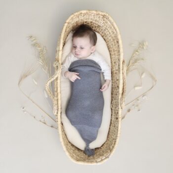 ILADO Paris Baby Cocoon merinovillainen toukkapussi vauvalle, luonnonvalkoinen Baby Cocoon on kapalon ja unipussin nerokas yhdistelmä! Vauvan voi sujauttaa toukkapussiin vaippasillaan tai pyjama päällä: pehmeä merinovilla lämmittää ja rauhoittaa vauvaa. Baby Cocoonin halauksessa vauva tuntee olonsa rennoksi ja turvalliseksi, jolloin vauvan uni on laadukasta ja vauva nukkuu pidempiä pätkiä.