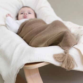 Baby Cocoon on kapalon ja unipussin nerokas yhdistelmä! Vauvan voi sujauttaa toukkapussiin vaippasillaan tai pyjama päällä: pehmeä merinovilla lämmittää ja rauhoittaa vauvaa. Baby Cocoonin halauksessa vauva tuntee olonsa rennoksi ja turvalliseksi, jolloin vauvan uni on laadukasta ja vauva nukkuu pidempiä pätkiä.