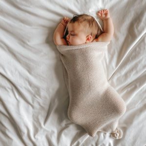 ILADO Paris Baby Cocoon merinovillainen toukkapussi vauvalle, luonnonvalkoinen Baby Cocoon on kapalon ja unipussin nerokas yhdistelmä! Vauvan voi sujauttaa toukkapussiin vaippasillaan tai pyjama päällä: pehmeä merinovilla lämmittää ja rauhoittaa vauvaa. Baby Cocoonin halauksessa vauva tuntee olonsa rennoksi ja turvalliseksi, jolloin vauvan uni on laadukasta ja vauva nukkuu pidempiä pätkiä.