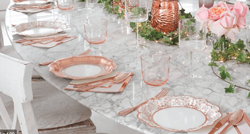 Talking Tables ruusukultainen Party Porcelain kertakäyttölautanen Upeissa ruusukultaisissa paperilautasissa on tyylikäs muoto ja kiiltävä pinta. Lautaset tuovat juhlapöytään välittömästi viimeisteltyä tunnelmaa!