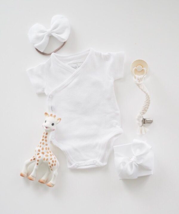 Baby’s Only Pure white kietaisubody, valkoinen Kietaisumallinen body on helpompi pukea vauvalle, kun mitään ei tarvitse vetää vauvan pään ja vielä heikon niskan yli, eikä käsiä tarvitse taivutella hihoihin. Jos vauvalle sattuu vaippavahinko, on kietaisumallinen body myöskin näppärämpi ja siistimpi riisua vauvan päältä.