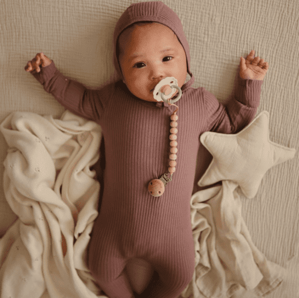 Mushie Lovey Blanket vauvan pehmeä uniriepu, luomu Vauvan syliin ja pieniin käsiin hyvin sopiva, kevyt pehmotähti-uniliina. Turvaa tuova uniliina on pehmeää ja ilmavaa harsokangasta. Yksinkertaisen kaunis ja tyylikäs!