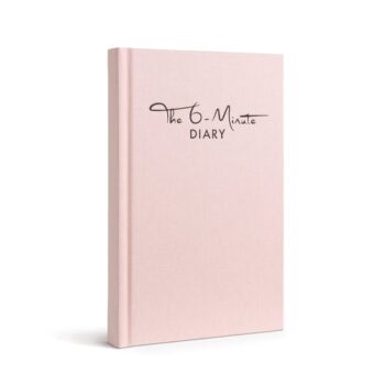 The 6 minute Diary,  vaaleanpunainen Jos haluat positiivista muutosta elämääsi, yksi tehokkaimpia keinoja siihen on alkaa pitää tätä päiväkirjaa! Olen kokeillut, testannut ja tämä toimii! On ihan tutkittu juttu, että kun keskityt kiittämään päivittäin siitä, mitä sinulla jo nyt elämässäsi on, se tekee sinusta onnellisemman ja arkeesi tyytyväisemmän pidemmän päälle. Kirjoita 3 minuuttia aamulla ja toiset 3 ennen nukkumaanmenoa -näin kehität itsellesi uusia, tehokkaita ja voimakkaita positiivisia tapoja. Eron aikaisempaan huomaat parhaimmillaan jo viikossa!