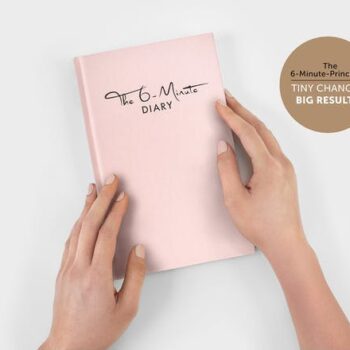 The 6 minute Diary,  vaaleanpunainen. Jos haluat tuntea olosi hyväksi, sinun täytyy keskittyä hyvään ja nostaa sitä esille arjessasi. Tämä vaaleanpunakantinen kirja palauttaa sinut hyvän pariin niin säännöllisesti, että mielesi alkaa muuttua ja rakentua positiivisempaan suuntaan ja onnellisemmille taajuuksille.
