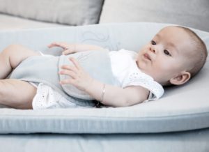 Kun vauva herää, käännä unipesä ympäri ja se muuttuu mukavaksi, ergonomiseksi oleskelupaikaksi hereillä olevalle vauvalle! Täältä vauva voi seurata muun perheen touhuja silloin, kun äiti ja isä tarvitsevat kätensä vapaaksi.