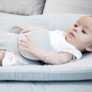 Kun vauva herää, käännä unipesä ympäri ja se muuttuu mukavaksi, ergonomiseksi oleskelupaikaksi hereillä olevalle vauvalle! Täältä vauva voi seurata muun perheen touhuja silloin, kun äiti ja isä tarvitsevat kätensä vapaaksi.