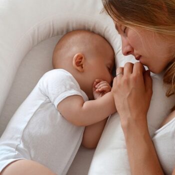 Jos vauva nukkuu vanhempien vieressä perhepedissä, Lalizou estää vauvaa kierähtämästä ja rauhoittaa jokaiselle nukkujalle oman tilan. Perhepedissä nukkuminen helpottaa yöimetyksiä ja voi rentouttaa äidin mieltä, kun vauva on koko ajan lähellä.