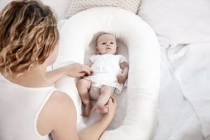 Lalizou unipesä on suunniteltu auttamaan vanhempia vauvan nukutuksessa. Vauva rentoutuu ja nukahtaa helpommin pesämäiseen ympäristöön. Pienelle vauvalle on tyypillistä, että jalat ja kädet heiluvat kesken unien, mutta vauva yleensä rauhoittuu, kun saa ympärilleen tiiviin, kapalomaisen tunteen.
