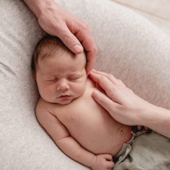 Saatavilla on pelkkä unipesä tai unipesä + newborn päällinen, joka auttaa vastasyntyneen vauvan parempaan asentoon ensimmäisten viikkojen aikana ja lisää vauvan turvallisuutta.