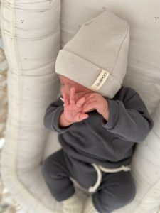 GUAPOO Cuff Knit Beanie vauvanpipo, sävy Stone Todella tyylikäs pipo tämän kauden trendikkäimmissä sävyissä! Pipon joustava neulos on pehmeää puuvillaa. Käännetty resori lisää pipon käyttöikää, koska voit säätää resorin korkeutta.