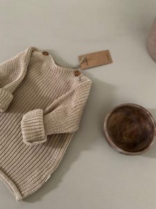GUAPOO Button Knit Sweater neulepaita, Beige Rennon tyylikäs neulepaita, jossa on puiset napit kauniina yksityiskohtana. Pääntie on tarpeeksi leveä, jotta paita on helppo pukea päälle ja resorit hihoissa pidentävät vaatteen käyttöikää!