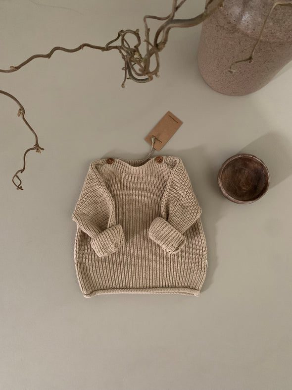 GUAPOO Button Knit Sweater neulepaita, Beige Rennon tyylikäs neulepaita, jossa on puiset napit kauniina yksityiskohtana. Pääntie on tarpeeksi leveä, jotta paita on helppo pukea päälle ja resorit hihoissa pidentävät vaatteen käyttöikää!