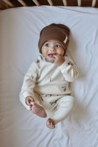 GUAPOO Cuff Knit Beanie vauvanpipo, sävy Toffee Todella tyylikäs pipo tämän kauden trendikkäimmissä sävyissä! Pipon joustava neulos on pehmeää puuvillaa. Käännetty resori lisää pipon käyttöikää, koska voit säätää resorin korkeutta. 