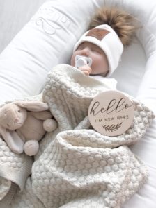 Sky Baby viltti on materiaaliltaan klassisen kaunista neulosta ja tuntuu vauvan ihoa vasten mukavan pehmeältä!