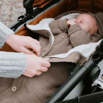Luomupuuvillaisessa Baby's Only Soul neulemakuupussissa vauvan on mukava matkustaa vaunuissa. Makuupussissa on muhkea ja lämmin teddyvuori. Nepparikiinnitys edessä ja hupussa on helppo ja nopea käyttää, päällä on tyylikkäät koristenapit. Vauva on todella suloinen näky matkustaessaan vaunuissa tämän lämpöisen makuupussin sisällä!