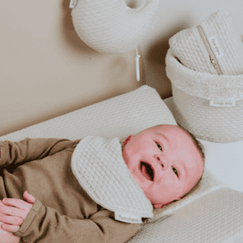 Pienten tyylikkäässä pukeutumisessa vauvojen huivit ovat nopeasti tehneet läpimurron. Baby's Only huivi on todella mainio asuste, sillä se "kerää" kuolan ja pulautukset, jolloin vauva välttyy epämukavan märiltä paidoilta ja ylimääräisiltä vaatteidenvaihdoilta.