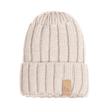 Babystyling Knitted Beanie vauvanpipo, sävy Sand Todella tyylikäs pipo tämän kauden trendikkäimmissä sävyissä! Pipon joustava neulos on pehmeää puuvillaa. Käännetty resori tuo lisäsuojaa korville.
