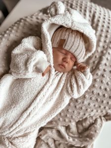 Babystyling teddypintainen vauvan nallehaalari vauvalle, Sand Pehmeässä haalarissa on pörröinen pinta ja hupussa on suloiset nallenkorvat. Haalari on terällinen, eli kenkiä ei tämän haalarin kanssa tarvita. Hihansuun resorit auttavat pitämään vauvan ranteet suojassa. Vetoketju jatkuu alas saakka, joten haalari on helppo pukea pienelle vauvalle.