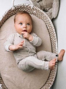 Babystyling potkupuku vauvalle, sametti Sand Huputon haalarimalli on helppo pukea ulkovaatteiden alle eikä huppu jää niskan taakse tielle, kun vauva makaa selällään.