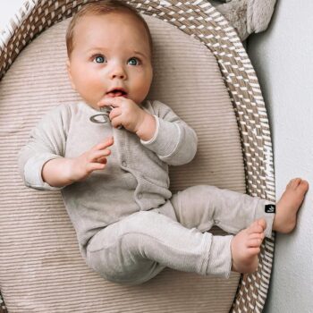 Babystyling potkupuku vauvalle, sametti Sand Huputon haalarimalli on helppo pukea ulkovaatteiden alle eikä huppu jää niskan taakse tielle, kun vauva makaa selällään.
