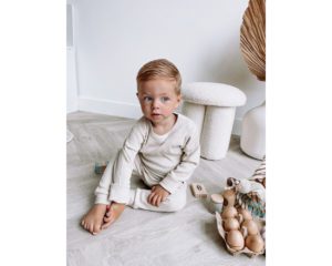 Babystyling Split longsleeve vauvan ribbipaita, sävy Sand Ribbikuosinen tyylikäs paita vauvalle. Paita on takaa trendikkäästi hieman pidempi ja paidassa on pienet halkiot alhaalla. Edessä on tasku.