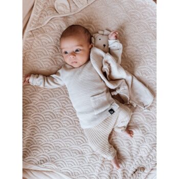 Babystyling Split longsleeve vauvan ribbipaita, sävy Sand Ribbikuosinen tyylikäs paita vauvalle. Paita on takaa trendikkäästi hieman pidempi ja paidassa on pienet halkiot alhaalla. Edessä on tasku.