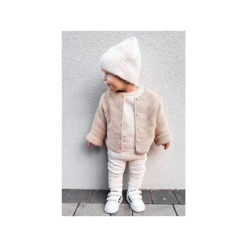 Babystyling vauvan housut, sävy Wafel Sand Housuissa on tyylikäs kuosi ja kaunis väri. Lahkeissa on resorit, jotka auttavat pitämään vauvan paremmin lämpöisenä sekä pidentävät samalla housujen käyttöikää.