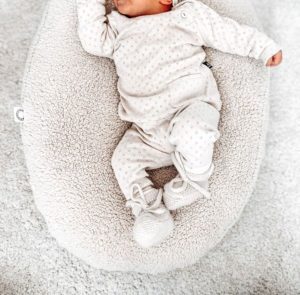 Babystyling kauniit vauvan housut Pointelle, sävy Ecru valkoinen Todella kauniit ja keveät housut, joiden pinnassa on herkkä kuviointi. Lahkeiden resorit pidentävät housujen käyttöikää.
