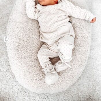 Babystyling kauniit vauvan housut Pointelle, sävy Ecru valkoinen Todella kauniit ja keveät housut, joiden pinnassa on herkkä kuviointi. Lahkeiden resorit pidentävät housujen käyttöikää.
