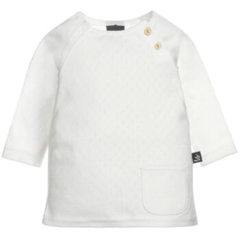 Babystyling kaunis vauvan paita Pointelle, sävy valkoinen Ecru Todella kaunis ja keveä paita, jonka pinnassa on herkkä kuviointi. Pääntiessä on kaksi puista nappia. Paita on takaa trendikkäästi hieman pidempi ja paidassa on pienet halkiot alhaalla. Edessä on tasku.