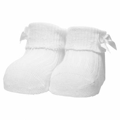 Laadukkaat valkoiset vastasyntyneen rusettisukat Pehmeät ja suloiset sukat pitävät pienet varpaat lämpöisenä ja ovat mukavat jalassa! Kangas on ribbikuvioista ja sivussa on pienet valkoiset rusetit!