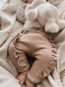 Babystyling kauniit vauvan röyhelöhousut Ruffle Rib, sävy Sand  Tyttömäisen suloiset housut, joiden lahkeissa on röyhelöt kauniina yksityiskohtana. Ribbikangas on pehmeää ja mukavasti joustavaa. Lahkeiden resorit pidentävät housujen käyttöikää.
