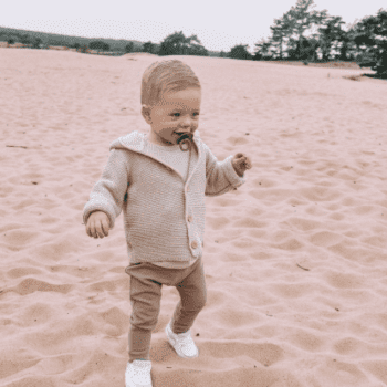 Babystyling nalle neuletakki Knitted Sand
