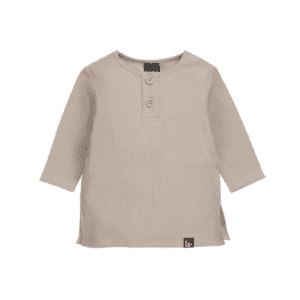 Babystyling pitkähihainen ribbipaita napeilla, Rib Sand Pitkähihainen paita, jossa on kaunis sävy ja ihana ribbikangas. Pehmeässä paidassa on edessä kaksi nappia ja sivuissa halkiot. 