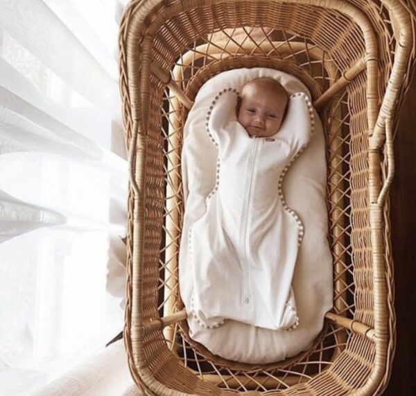 Swaddle Up kapalon suosio perustuu luonnolliseen nukkuma-asentoon: tässä kapalounipussissa vauvan kädet ovat vapaana ja vauva voi nukkua luonnollisesti kädet pään päälle nostettuna.