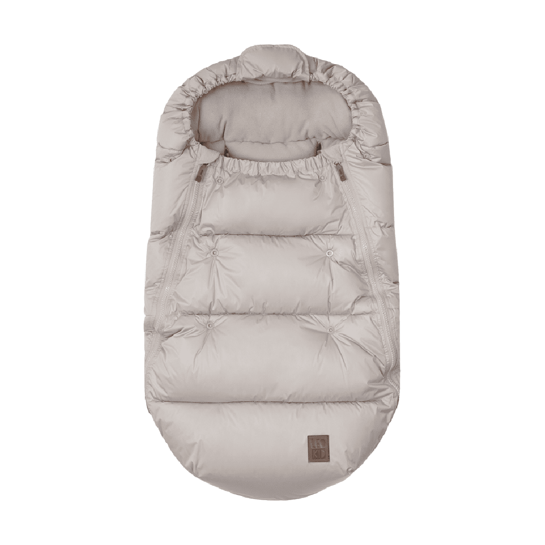 LeoKid Olaf lämpöpussi vauvan  vaunuihin keinountuvatäytteellä, sävy Sand Shell Beige Kauniinsävyinen LeoKid Olaf lämpöpussi on täydellinen valinta vauvan nukuttamiseen ulos tai päivittäiseen ulkoiluun säiden viiletessä. Syksyn kirpeistä keleistä aina -25 asteen talvipakkasille saakka sopiva lämpöpussi takaa vauvalle mukavat oltavat. Materiaali on supermodernia keinountuvaa, joka säilyttää ominaisuutensa myös pesujen jälkeen ja lämpöpussi pysyy kuohkeana ja ilmavana. 