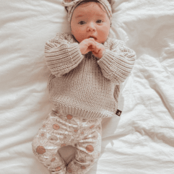 Babystyling Knitted Sweater vauvan neulepaita, sävy Sand Rennon tyylikäs neulepaita.