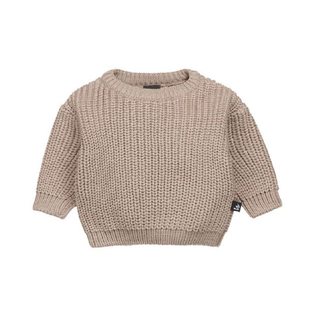 Babystyling Knitted Sweater vauvan neulepaita, sävy Light Oak Rennon tyylikäs neulepaita. Pääntie on tarpeeksi leveä, jotta paita on helppo pukea päälle.