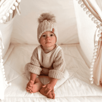 Babystyling -merkin vaatteet ovat käytännöllisiä, mutta visuaalisesti kauniita. Vaatteissa on hienostuneet, toisiinsa yhteensopivat sävyt.