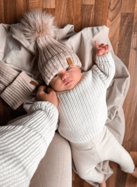 Babystyling Knitted Sweater vauvan neulepaita, sävy White Rennon tyylikäs neulepaita. Pääntie on tarpeeksi leveä, jotta paita on helppo pukea päälle. Babystyling -merkin vaatteet ovat käytännöllisiä, mutta visuaalisesti kauniita. Vaatteissa on hienostuneet, toisiinsa yhteensopivat sävyt.