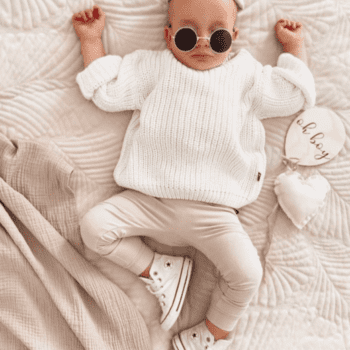 Babystyling Knitted Sweater vauvan neulepaita, sävy White Rennon tyylikäs neulepaita. Pääntie on tarpeeksi leveä, jotta paita on helppo pukea päälle. Babystyling -merkin vaatteet ovat käytännöllisiä, mutta visuaalisesti kauniita. Vaatteissa on hienostuneet, toisiinsa yhteensopivat sävyt.