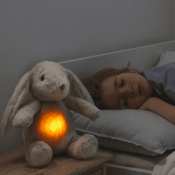 Pupu toimii tehokkaana osana vauvan unirutiinia ja auttaa vauvaa rauhoittumaan. Pehmeä lelu kulkee helposti lapsen mukana myös vieraassa paikassa nukuttaessa. Tarralenkin avulla pupu on helppo kiinnittää esimerkiksi pinnasängyn reunaan. Oma tuttu pupu antaa turvaa ja tyynnyttää levotonta vauvaa. Love Light Bunny pupun rauhoittava vaikutus perustuu sen soittamaan 8 erilaiseen, uniaikaan sopivaan ääneen, lisäksi voit nauhoittaa lapselle omaa ääntäsi.